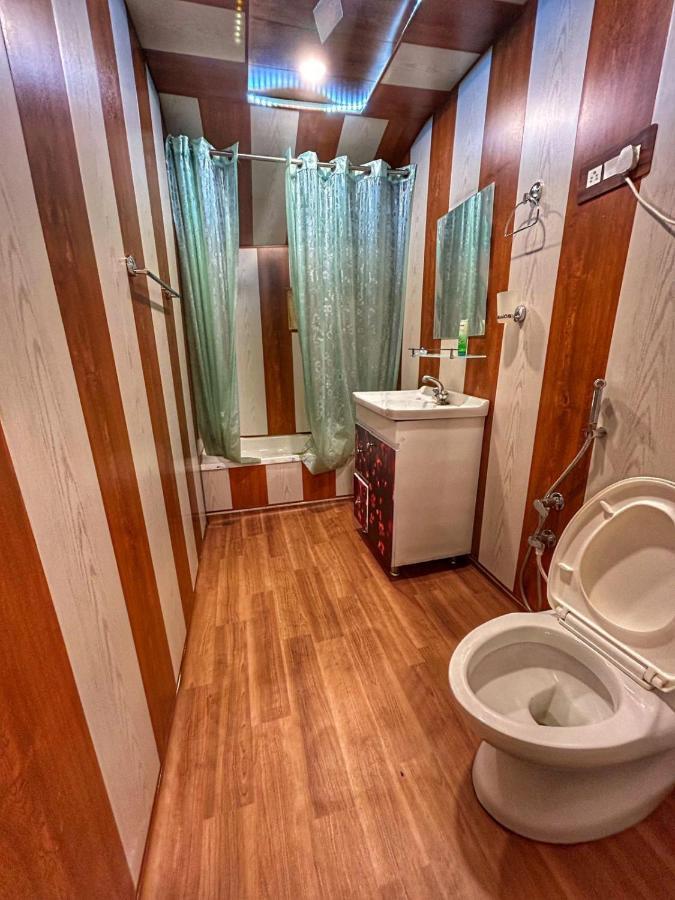 Hotel Heritage Shreen Houseboat Srīnagar Esterno foto
