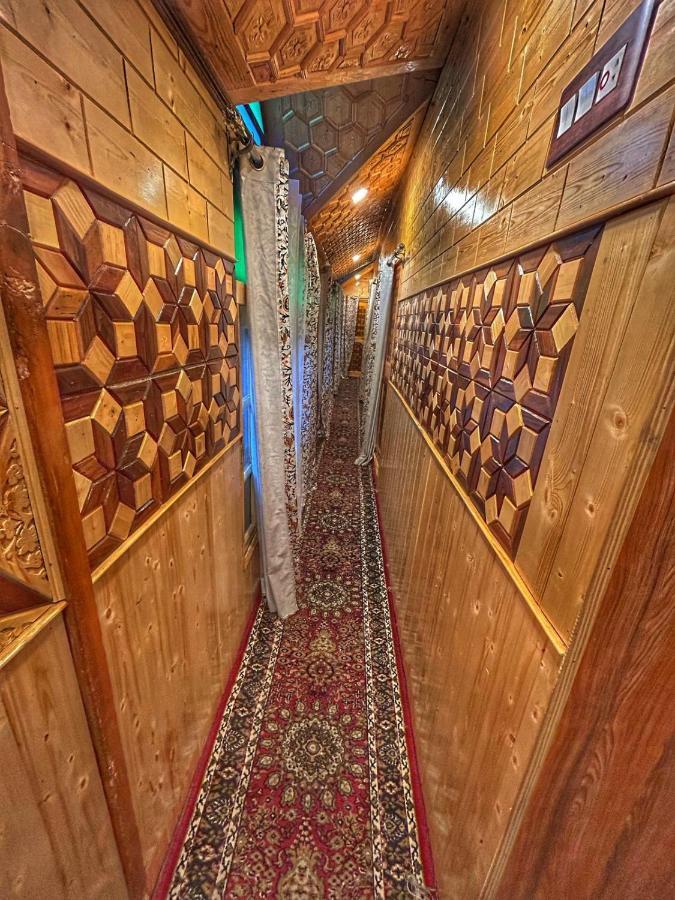 Hotel Heritage Shreen Houseboat Srīnagar Esterno foto
