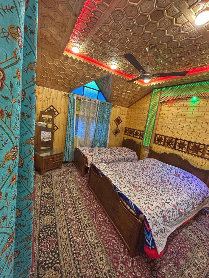 Hotel Heritage Shreen Houseboat Srīnagar Esterno foto